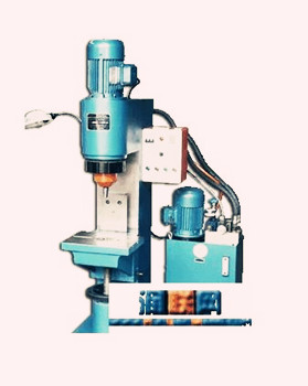 徑向鉚接機應(yīng)該如何操作？